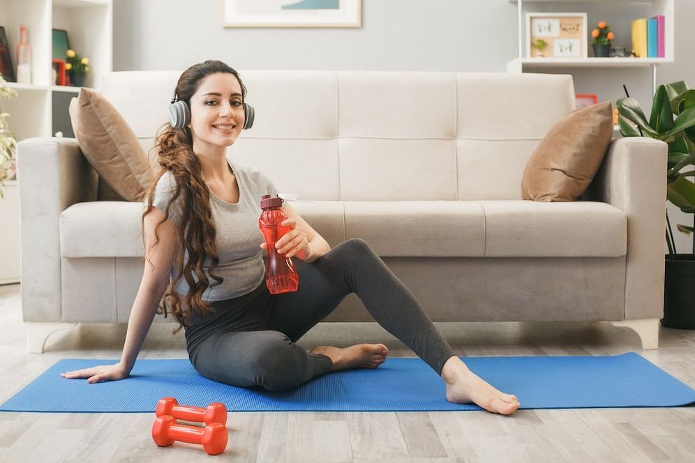 Crossfit at home (Image via Freepik/Stockking)